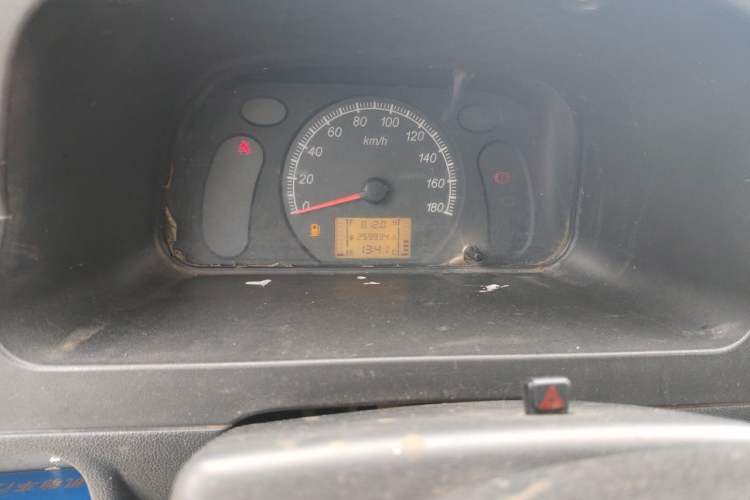 Used Wuling Zhiguang 2015 1.2L Standard Model LSI Odometer Close Up