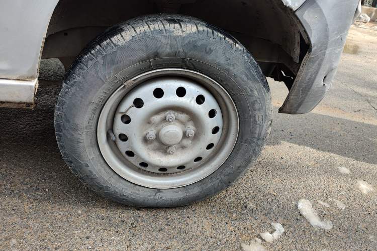 Used Wuling Zhiguang 2015 1.2L Practical LS-I Model Right Front Wheel Hub