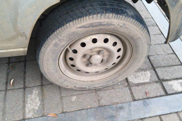 Used Wuling Zhiguang 2015 1.2L Practical LS-I Model Right Front Wheel Hub