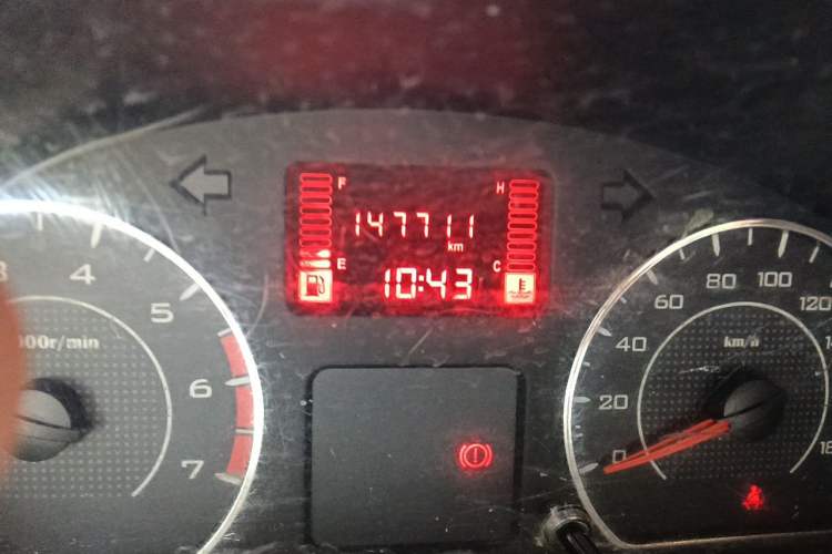 Used Wuling Zhiguang 2015 1.2L S Practical Model LSI Odometer Close Up