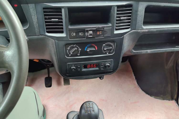 Used Wuling Zhiguang 2015 1.2L Practical LS-I Model Audio And AC Panel