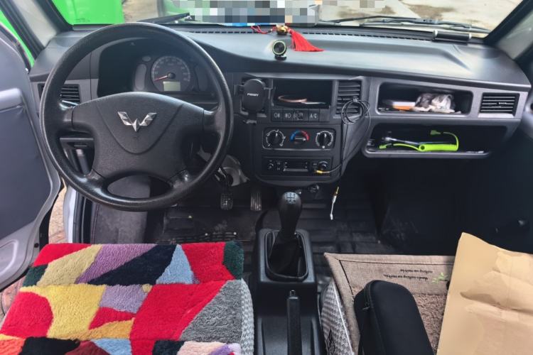 Used Wuling Zhiguang 2015 1.2L Practical LS-I Model Center Console