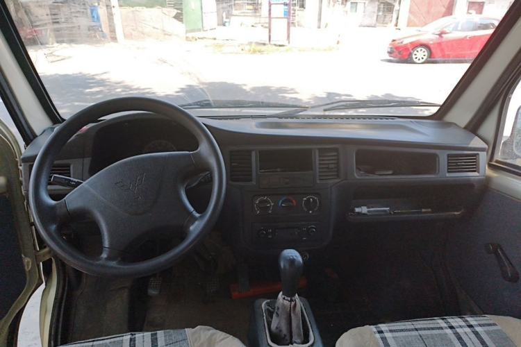 Used Wuling Zhiguang 2015 1.2L Practical LS-I Model Center Console
