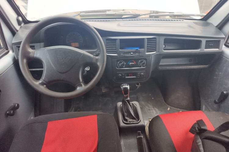 Used Wuling Zhiguang 2015 1.2L Practical LS-I Model Center Console