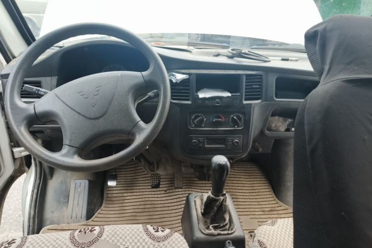 Used Wuling Zhiguang 2015 1.2L Practical LS-I Model Center Console