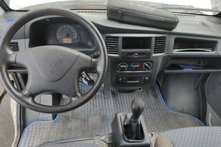 Used Wuling Zhiguang 2015 1.2L Practical LS-I Model Center Console