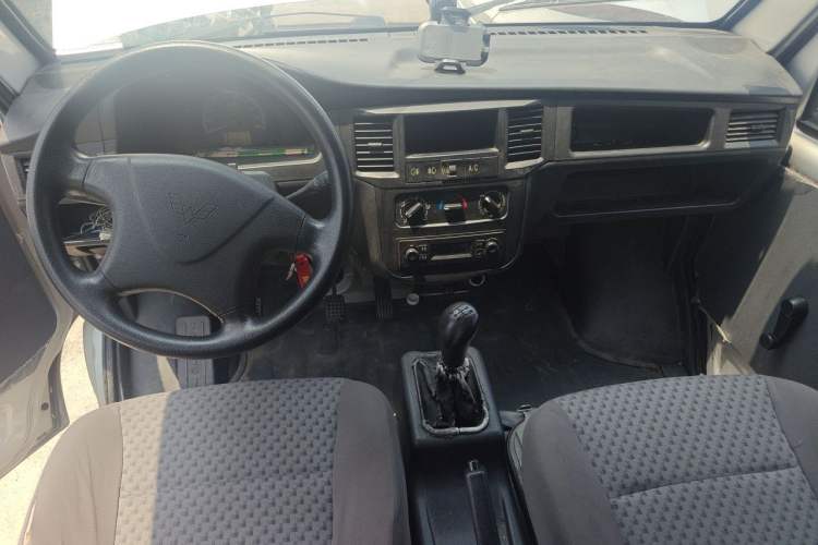 Used Wuling Zhiguang 2015 1.2L Practical LS-I Model Center Console
