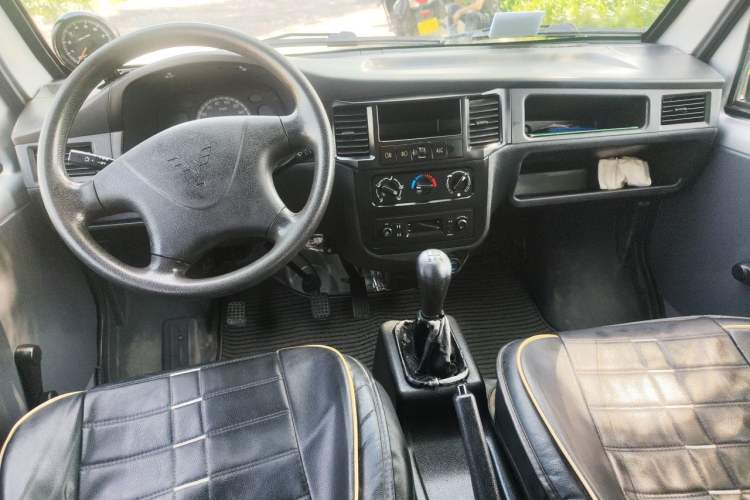 Used Wuling Zhiguang 2015 1.2L Practical LS-I Model Center Console