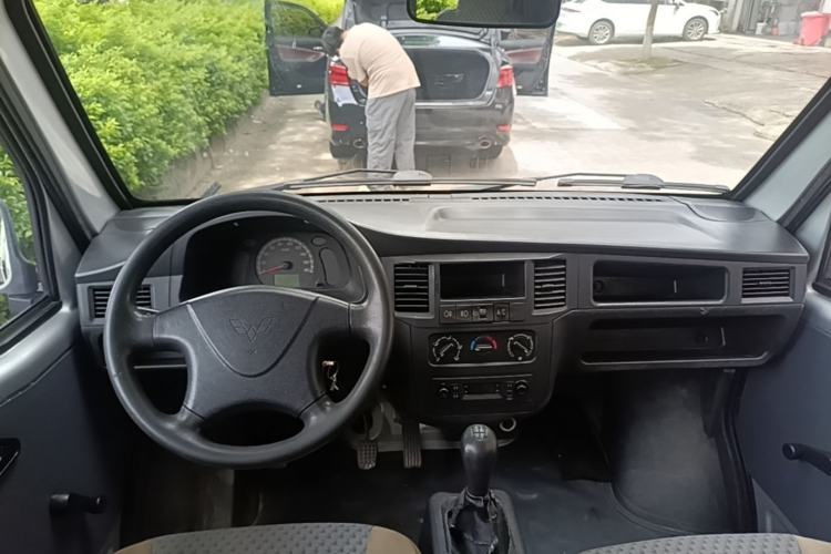 Used Wuling Zhiguang 2015 1.2L Practical LS-I Model Center Console