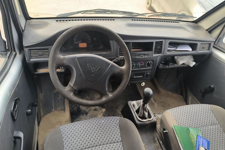 Used Wuling Zhiguang 2015 1.2L Practical LS-I Model Center Console