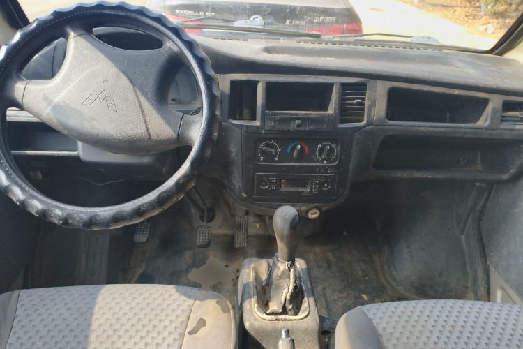 Used Wuling Zhiguang 2015 1.2L Practical LS-I Model Center Console