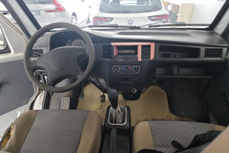 Used Wuling Zhiguang 2015 1.2L Practical LS-I Model Center Console