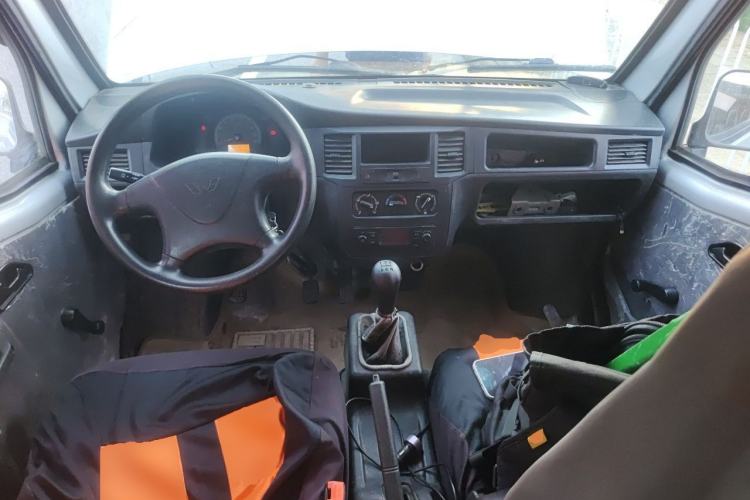 Used Wuling Zhiguang 2015 1.2L Practical LS-I Model Center Console