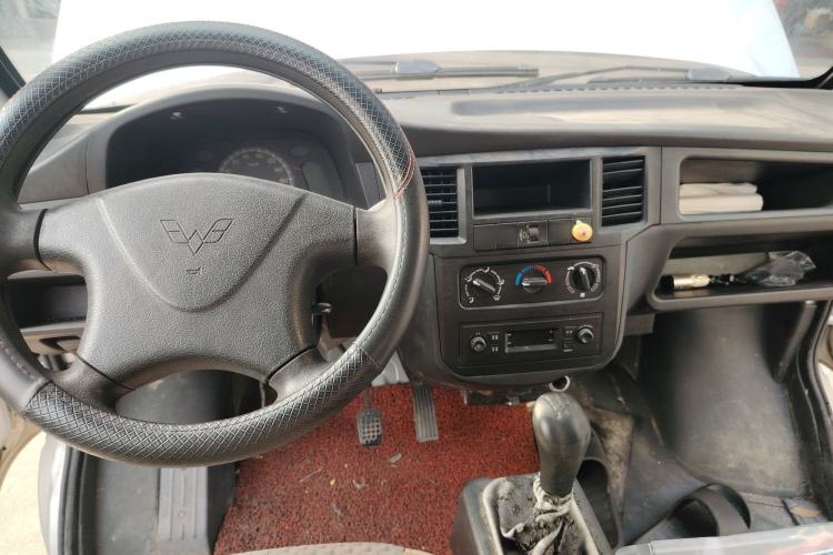 Used Wuling Zhiguang 2015 1.2L Practical LS-I Model Center Console