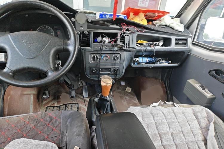 Used Wuling Zhiguang 2015 1.2L Practical LS-I Model Center Console