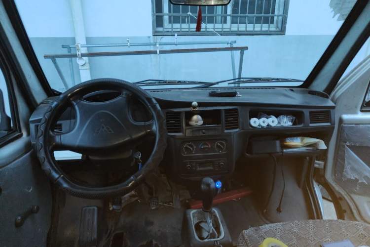 Used Wuling Zhiguang 2015 1.2L Practical LS-I Model Center Console