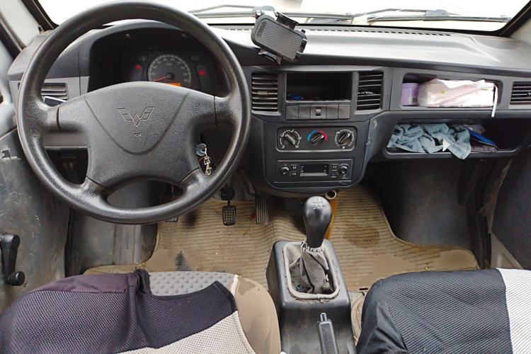 Used Wuling Zhiguang 2015 1.2L Practical LS-I Model Center Console