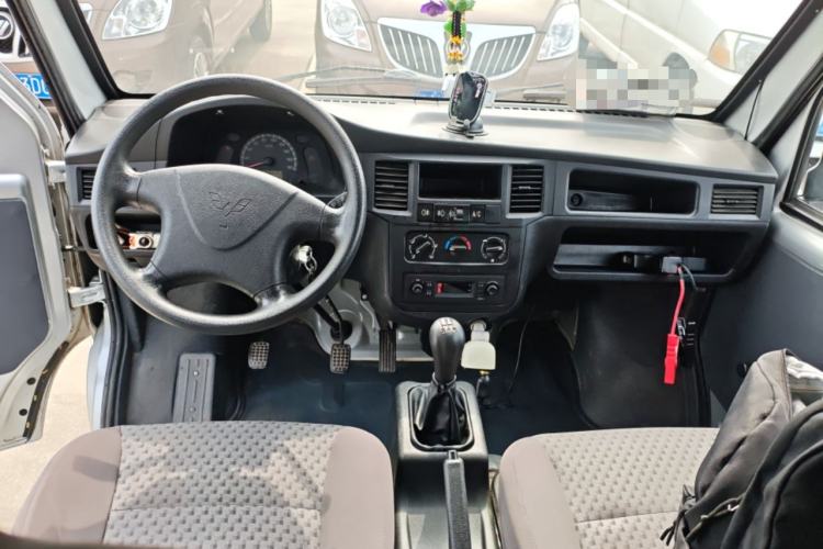 Used Wuling Zhiguang 2015 1.2L Practical LS-I Model Center Console