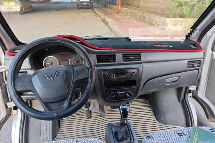 Used Wuling Zhiguang 2015 1.2L Practical LS-I Model Center Console