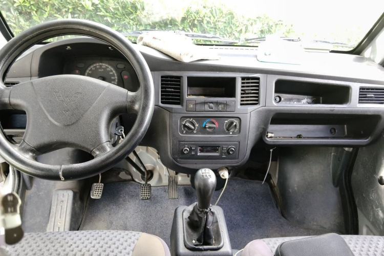 Used Wuling Zhiguang 2015 1.2L Practical LS-I Model Center Console