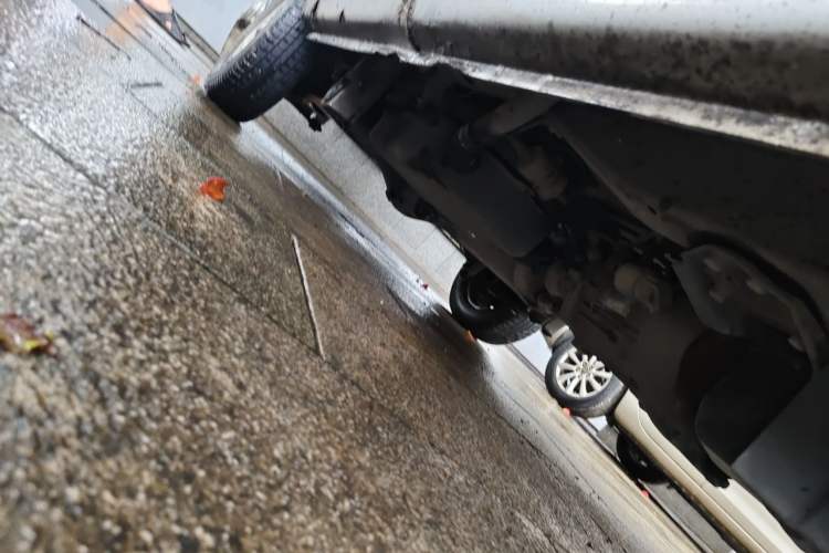 Used Wuling Zhiguang 2015 1.2L Practical LS-I Model Chassis Front Right