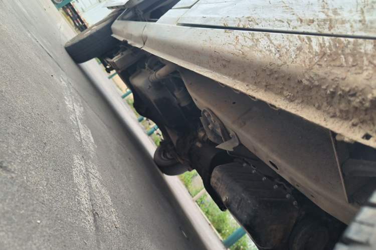 Used Wuling Zhiguang 2015 1.2L Practical LS-I Model Chassis Front Right