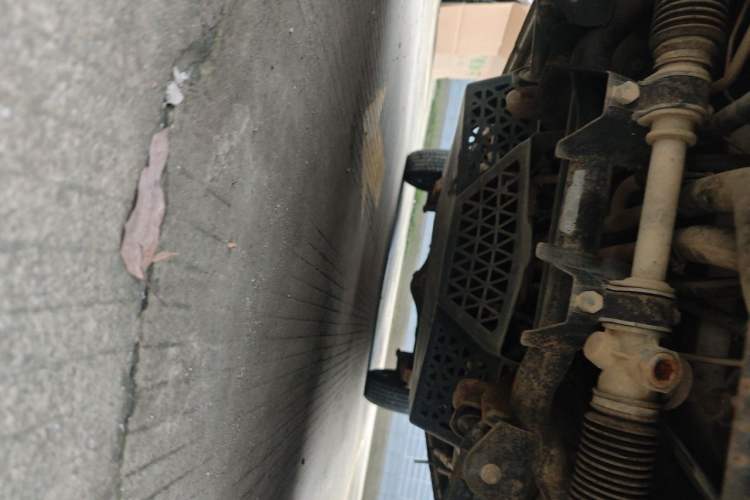 Used Wuling Zhiguang 2015 1.2L Practical LS-I Model Chassis Front