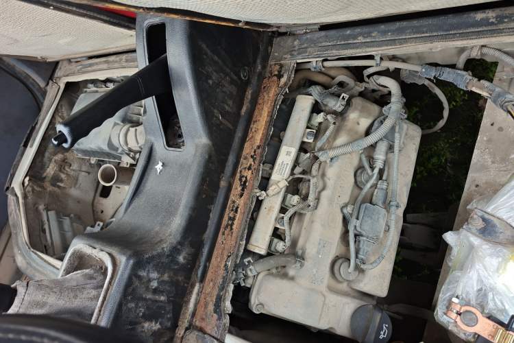 Used Wuling Zhiguang 2015 1.2L Practical LS-I Model Engine Bay