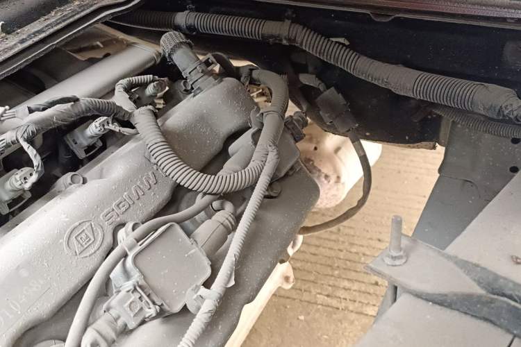 Used Wuling Zhiguang 2015 1.2L Practical LS-I Model Engine Bay Left