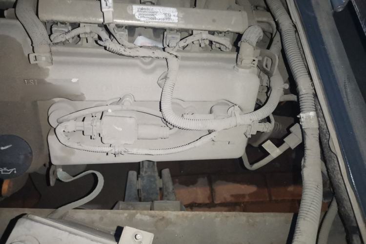 Used Wuling Zhiguang 2015 1.2L Practical LS-I Model Engine Bay Left