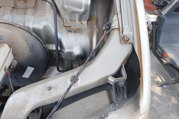 Used Wuling Zhiguang 2015 1.2L Practical LS-I Model Engine Bay Left