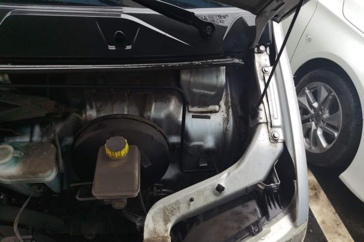 Used Wuling Zhiguang 2015 1.2L S Practical Model LSI Engine Bay Left