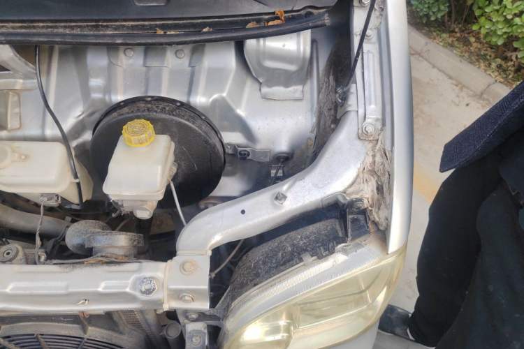 Used Wuling Zhiguang 2015 1.2L Practical LS-I Model Engine Bay Left