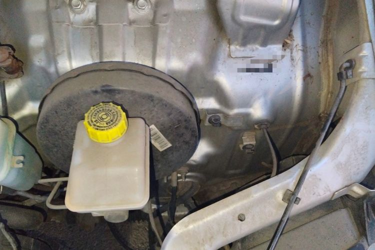 Used Wuling Zhiguang 2015 1.2L Practical LS-I Model Engine Bay Left