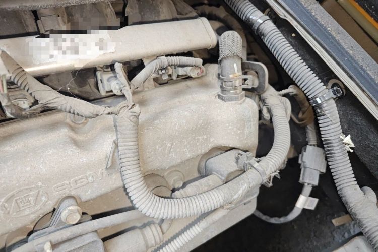 Used Wuling Zhiguang 2015 1.2L Practical LS-I Model Engine Bay Left