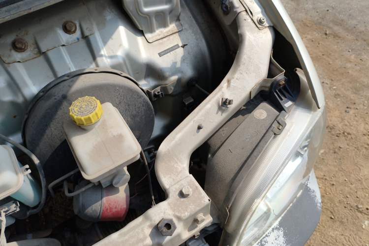 Used Wuling Zhiguang 2015 1.2L Practical LS-I Model Engine Bay Left
