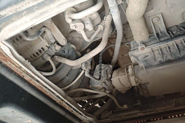 Used Wuling Zhiguang 2015 1.2L Practical LS-I Model Engine Bay Left