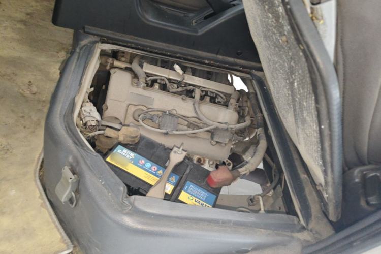 Used Wuling Zhiguang 2015 1.2L Practical LS-I Model Engine Bay Left