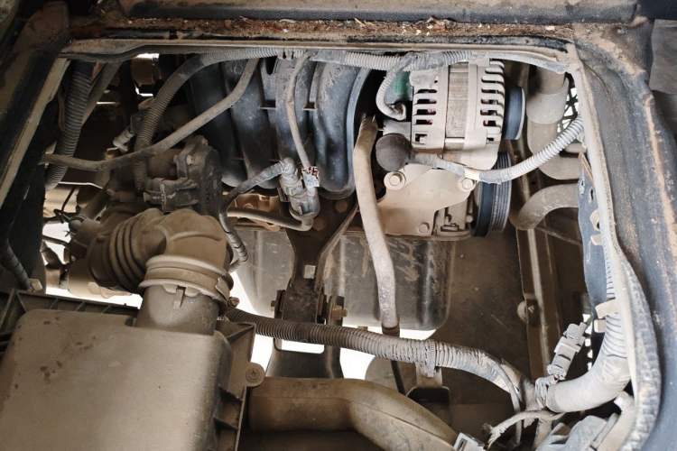 Used Wuling Zhiguang 2015 1.2L Practical LS-I Model Engine Bay Left