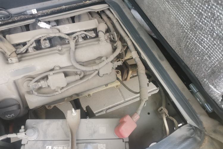 Used Wuling Zhiguang 2015 1.2L Practical LS-I Model Engine Bay Left