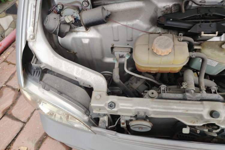 Used Wuling Zhiguang 2015 1.2L Standard Model LSI Engine Bay Right