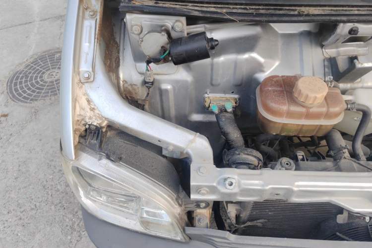 Used Wuling Zhiguang 2015 1.2L Practical LS-I Model Engine Bay Right