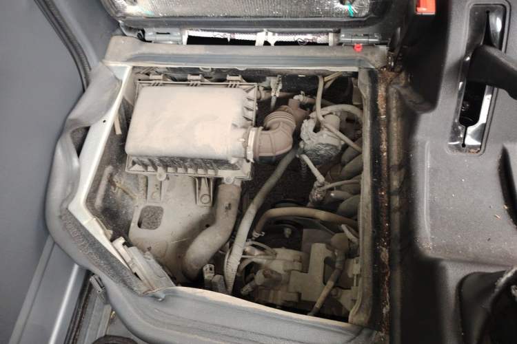 Used Wuling Zhiguang 2015 1.2L Practical LS-I Model Engine Bay Right
