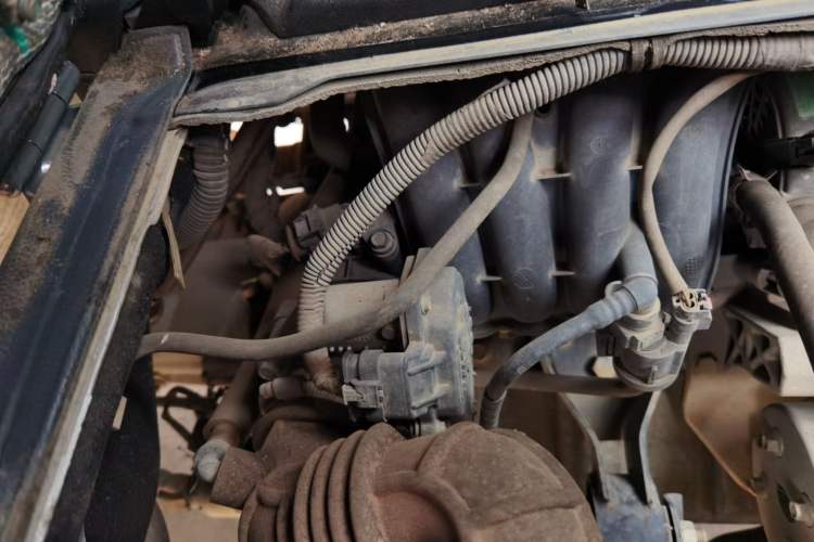 Used Wuling Zhiguang 2015 1.2L S Practical Model LSI Engine Bay Right