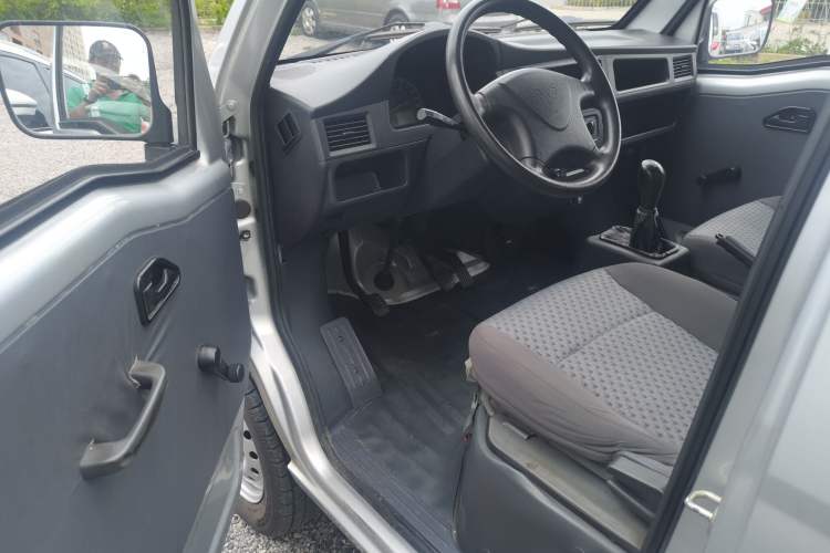 Used Wuling Zhiguang 2015 1.2L Practical LS-I Model Interior 2