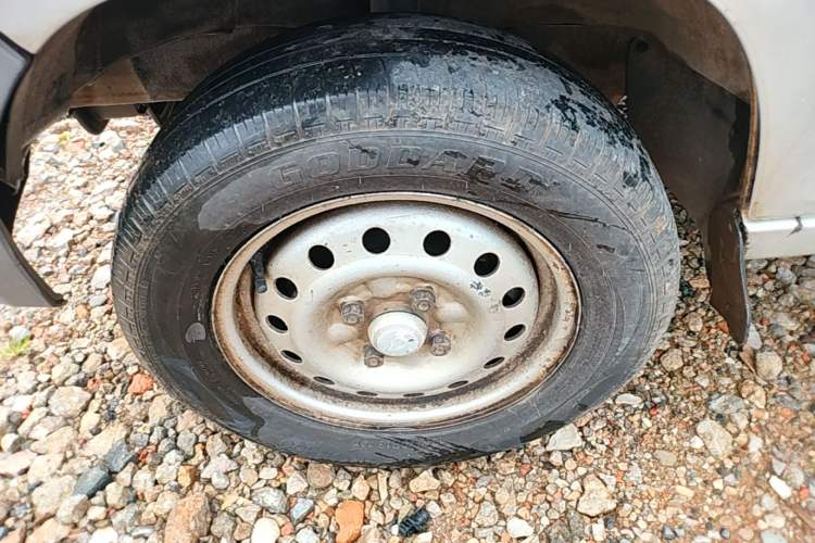 Used Wuling Zhiguang 2015 1.2L Practical LS-I Model Left Front Wheel Hub