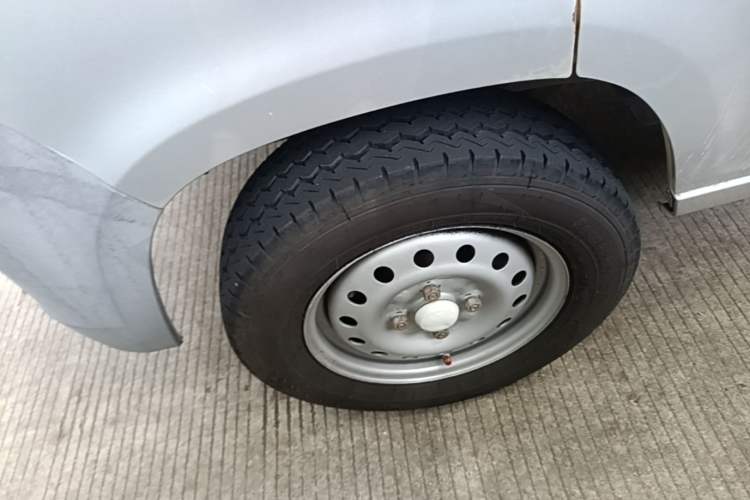Used Wuling Zhiguang 2015 1.2L Practical LS-I Model Left Front Wheel Hub