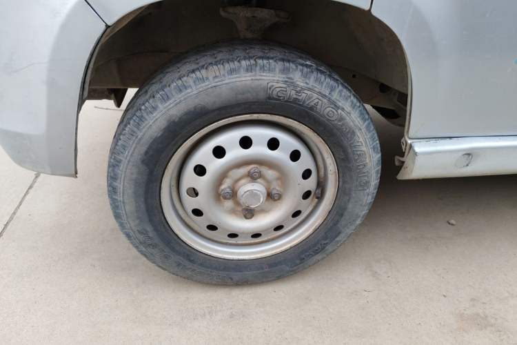 Used Wuling Zhiguang 2015 1.2L Practical LS-I Model Left Front Wheel Hub
