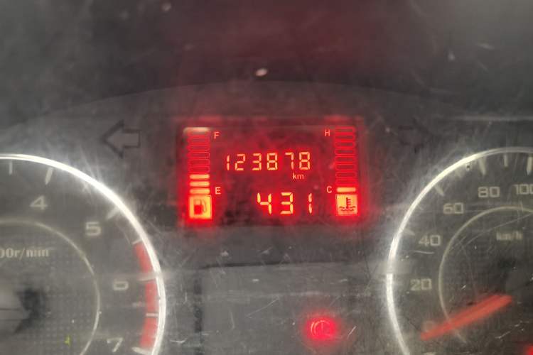 Used Wuling Zhiguang 2015 1.2L S Practical Model LSI Odometer Close Up