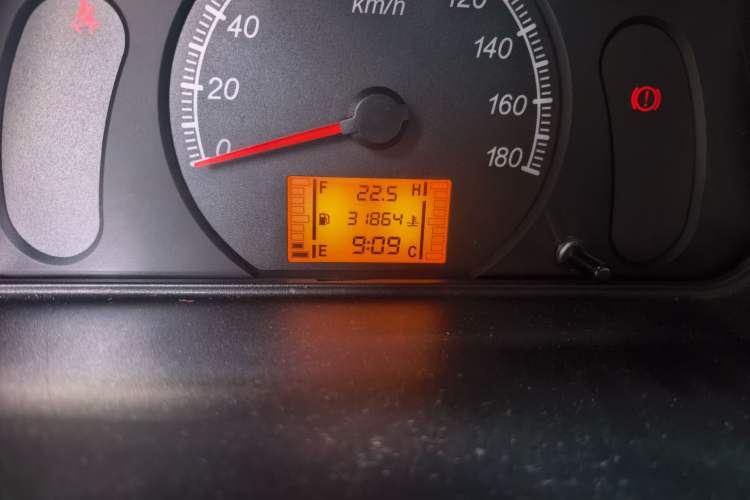 Used Wuling Zhiguang 2015 1.2L Practical LS-I Model Odometer Close Up